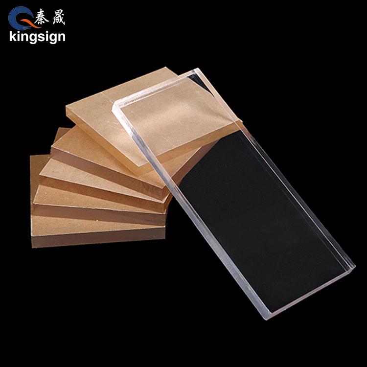 Acrylic Sheet vs Glass: ວັດສະດຸໃດທີ່ດີກວ່າສໍາລັບຕູ້ປາແລະປ່ອງຢ້ຽມສະນຸກເກີ?